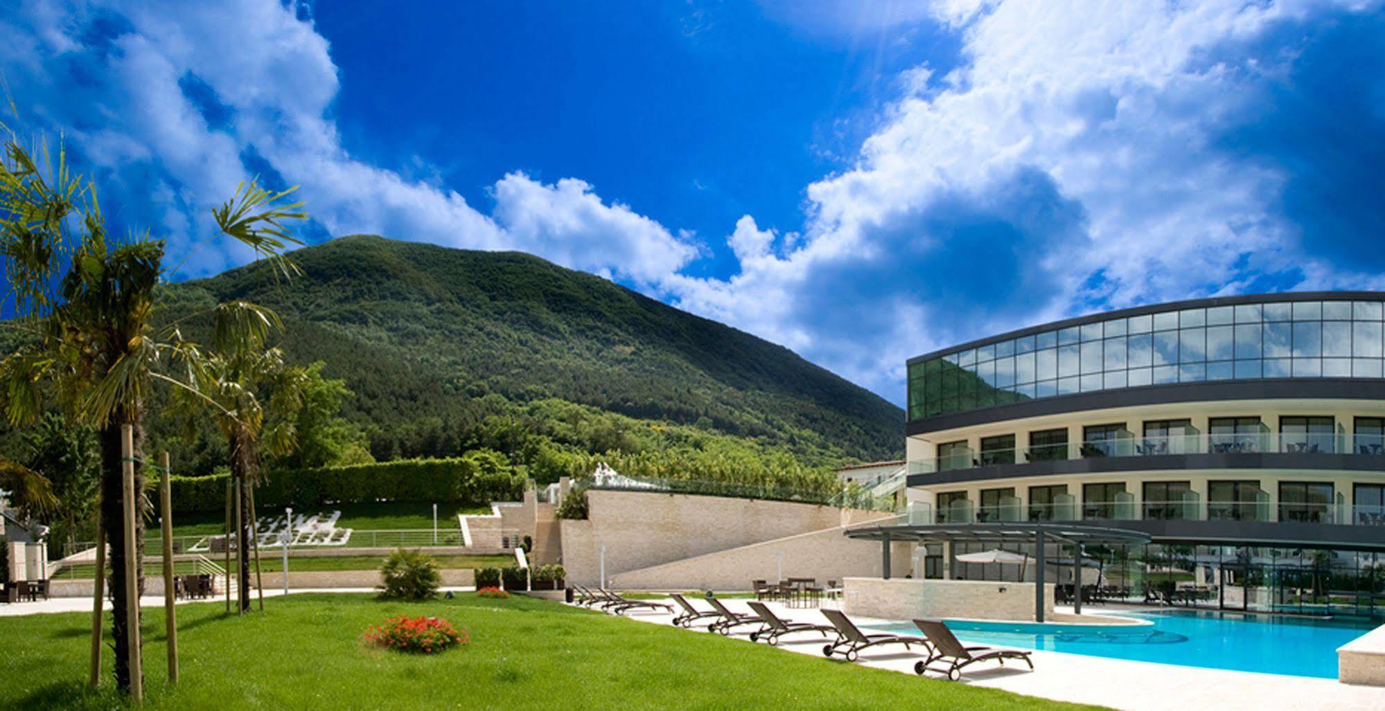 Fonte Del Benessere Resort 카스텔페트로소 외부 사진